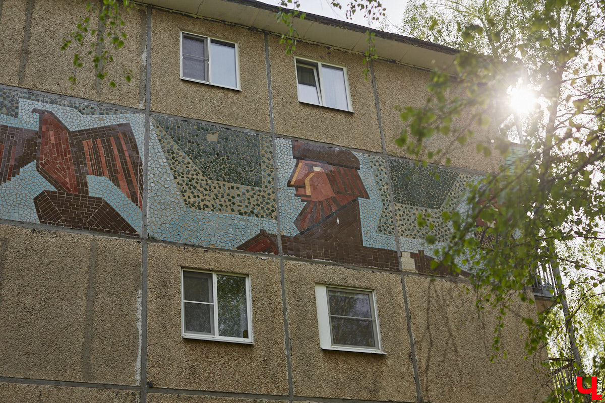 Владимирские мозаики на стенах домов приковывают взгляд. К сожалению, это не всегда объясняется восхищением. Состояние некоторых цветных элементов удручает, и с каждым годом ситуация усугубляется. Самые интересные панно, сохранившиеся целиком или частично, «Ключ-Медиа» собрал в обзор. Ведь какими они будут завтра, никто не знает.