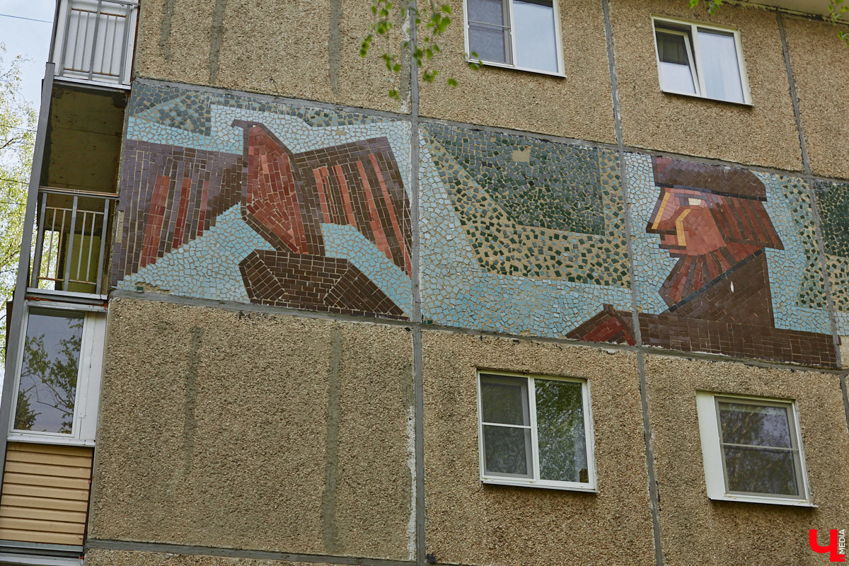 Владимирские мозаики на стенах домов приковывают взгляд. К сожалению, это не всегда объясняется восхищением. Состояние некоторых цветных элементов удручает, и с каждым годом ситуация усугубляется. Самые интересные панно, сохранившиеся целиком или частично, «Ключ-Медиа» собрал в обзор. Ведь какими они будут завтра, никто не знает.