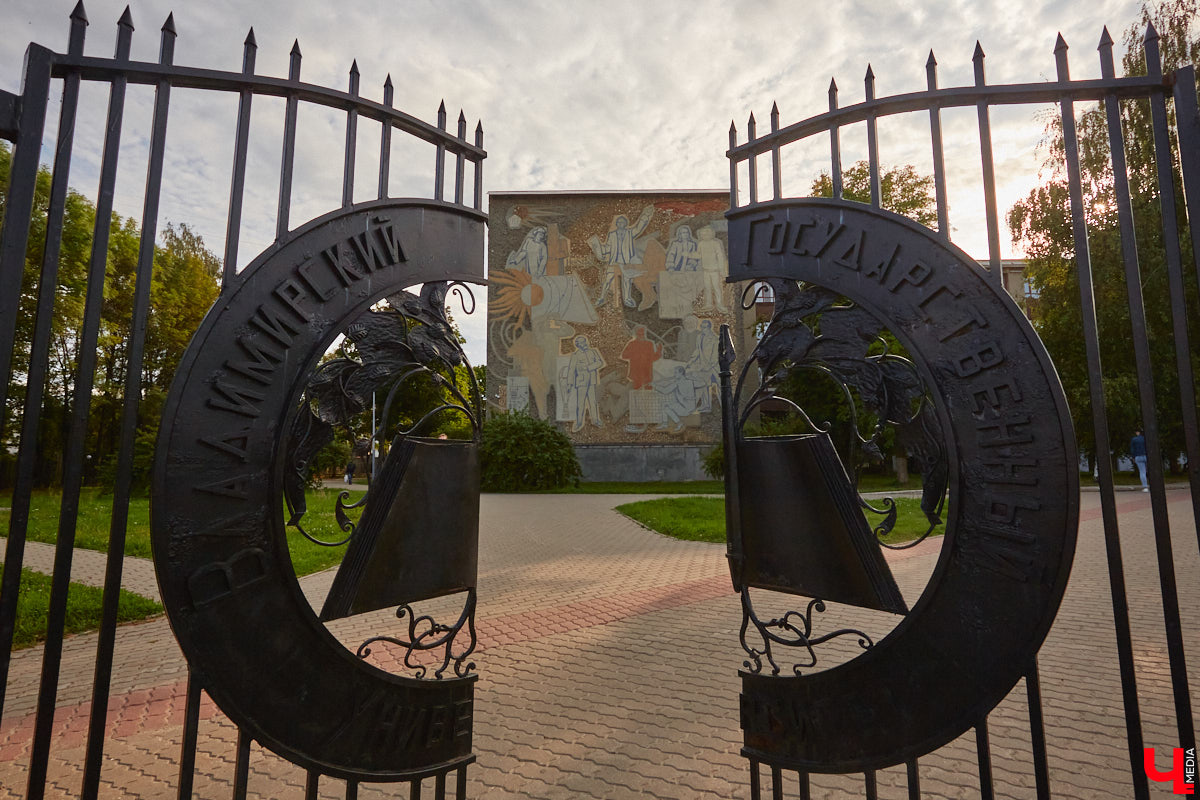 Владимирские мозаики на стенах домов приковывают взгляд. К сожалению, это не всегда объясняется восхищением. Состояние некоторых цветных элементов удручает, и с каждым годом ситуация усугубляется. Самые интересные панно, сохранившиеся целиком или частично, «Ключ-Медиа» собрал в обзор. Ведь какими они будут завтра, никто не знает.