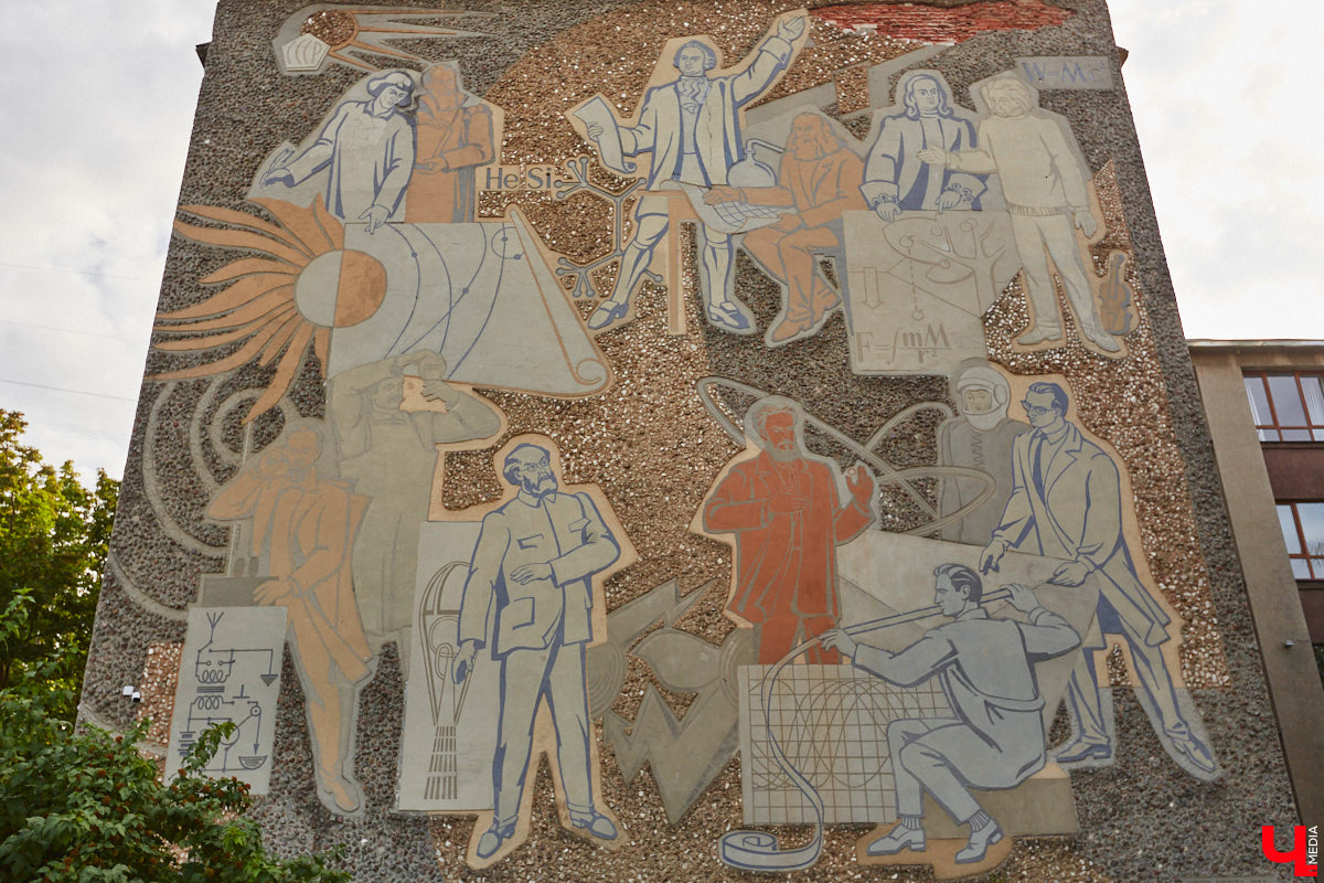 Владимирские мозаики на стенах домов приковывают взгляд. К сожалению, это не всегда объясняется восхищением. Состояние некоторых цветных элементов удручает, и с каждым годом ситуация усугубляется. Самые интересные панно, сохранившиеся целиком или частично, «Ключ-Медиа» собрал в обзор. Ведь какими они будут завтра, никто не знает.