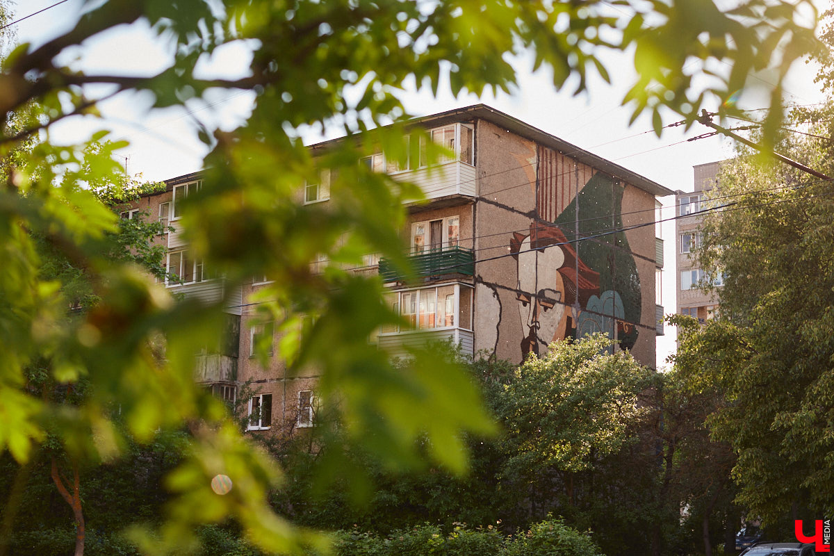 Владимирские мозаики на стенах домов приковывают взгляд. К сожалению, это не всегда объясняется восхищением. Состояние некоторых цветных элементов удручает, и с каждым годом ситуация усугубляется. Самые интересные панно, сохранившиеся целиком или частично, «Ключ-Медиа» собрал в обзор. Ведь какими они будут завтра, никто не знает.