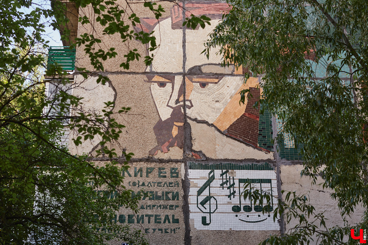 Владимирские мозаики на стенах домов приковывают взгляд. К сожалению, это не всегда объясняется восхищением. Состояние некоторых цветных элементов удручает, и с каждым годом ситуация усугубляется. Самые интересные панно, сохранившиеся целиком или частично, «Ключ-Медиа» собрал в обзор. Ведь какими они будут завтра, никто не знает.