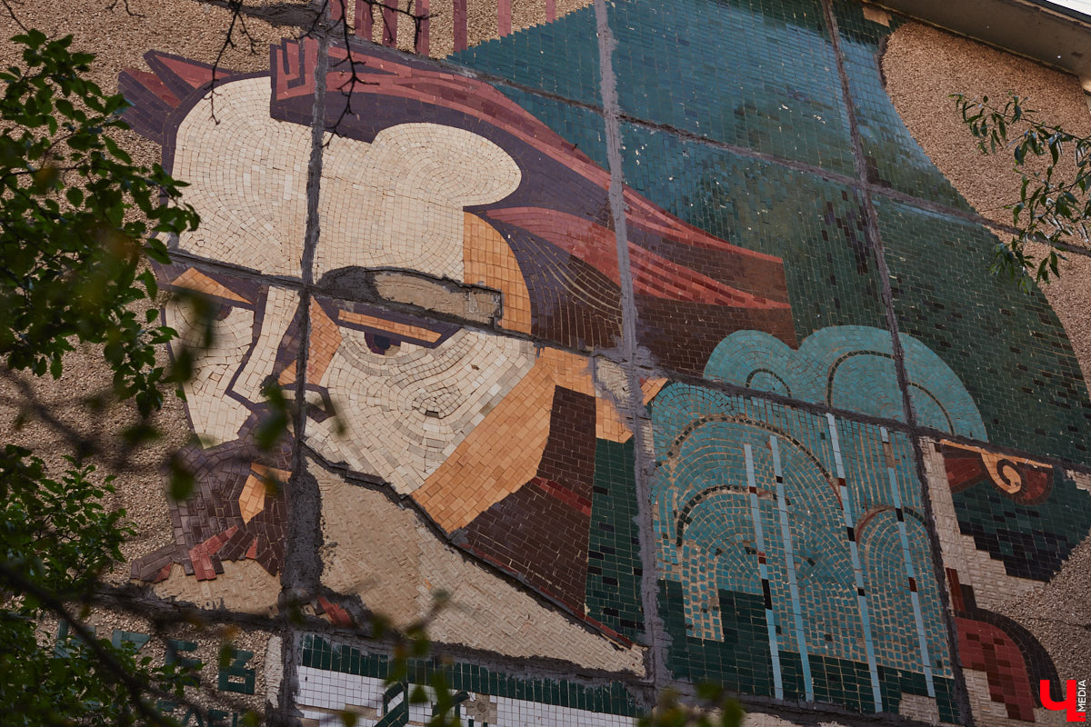 Владимирские мозаики на стенах домов приковывают взгляд. К сожалению, это не всегда объясняется восхищением. Состояние некоторых цветных элементов удручает, и с каждым годом ситуация усугубляется. Самые интересные панно, сохранившиеся целиком или частично, «Ключ-Медиа» собрал в обзор. Ведь какими они будут завтра, никто не знает.