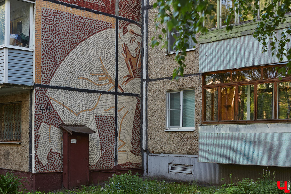 Владимирские мозаики на стенах домов приковывают взгляд. К сожалению, это не всегда объясняется восхищением. Состояние некоторых цветных элементов удручает, и с каждым годом ситуация усугубляется. Самые интересные панно, сохранившиеся целиком или частично, «Ключ-Медиа» собрал в обзор. Ведь какими они будут завтра, никто не знает.
