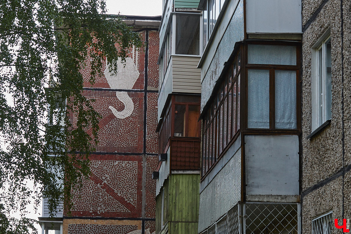 Владимирские мозаики на стенах домов приковывают взгляд. К сожалению, это не всегда объясняется восхищением. Состояние некоторых цветных элементов удручает, и с каждым годом ситуация усугубляется. Самые интересные панно, сохранившиеся целиком или частично, «Ключ-Медиа» собрал в обзор. Ведь какими они будут завтра, никто не знает.