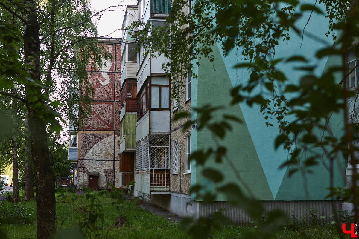 Владимирские мозаики на стенах домов приковывают взгляд. К сожалению, это не всегда объясняется восхищением. Состояние некоторых цветных элементов удручает, и с каждым годом ситуация усугубляется. Самые интересные панно, сохранившиеся целиком или частично, «Ключ-Медиа» собрал в обзор. Ведь какими они будут завтра, никто не знает.