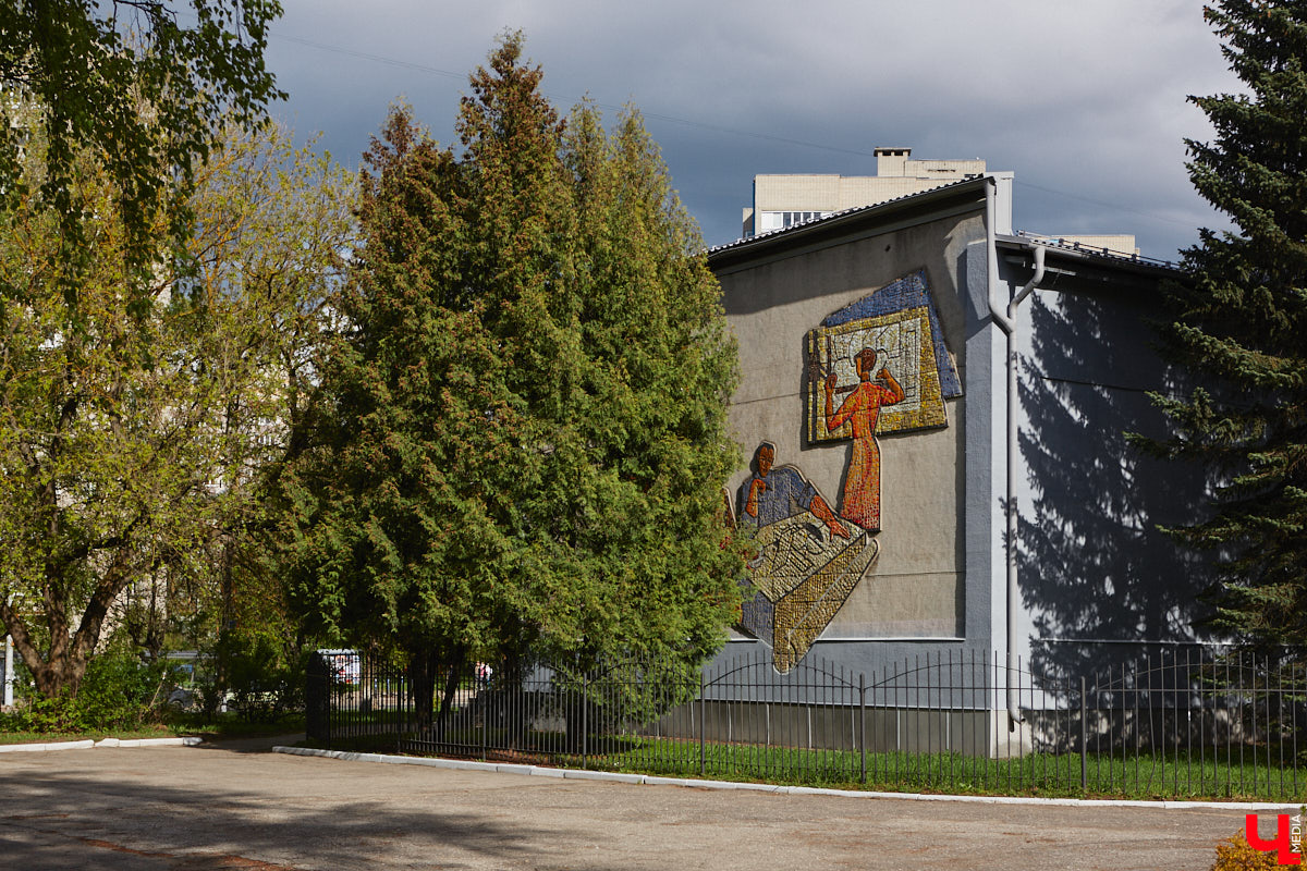 Владимирские мозаики на стенах домов приковывают взгляд. К сожалению, это не всегда объясняется восхищением. Состояние некоторых цветных элементов удручает, и с каждым годом ситуация усугубляется. Самые интересные панно, сохранившиеся целиком или частично, «Ключ-Медиа» собрал в обзор. Ведь какими они будут завтра, никто не знает.