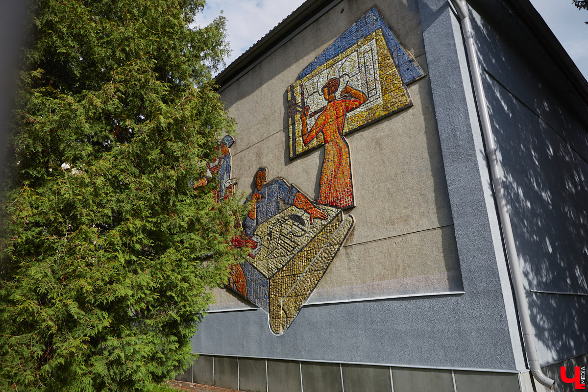 Владимирские мозаики на стенах домов приковывают взгляд. К сожалению, это не всегда объясняется восхищением. Состояние некоторых цветных элементов удручает, и с каждым годом ситуация усугубляется. Самые интересные панно, сохранившиеся целиком или частично, «Ключ-Медиа» собрал в обзор. Ведь какими они будут завтра, никто не знает.