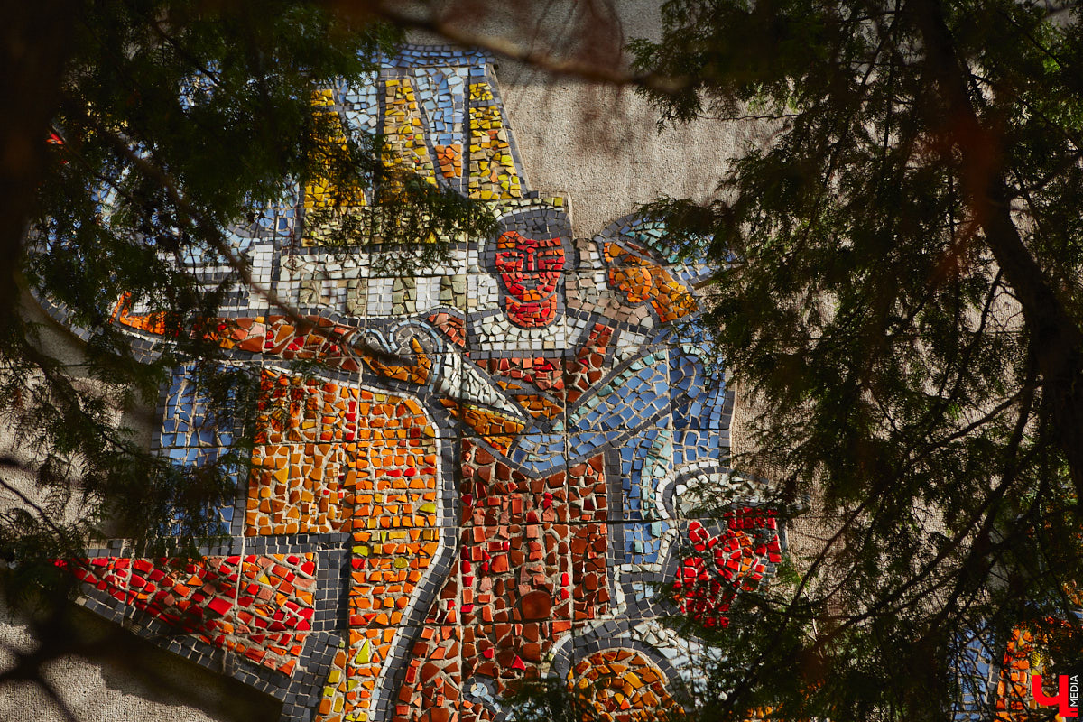 Владимирские мозаики на стенах домов приковывают взгляд. К сожалению, это не всегда объясняется восхищением. Состояние некоторых цветных элементов удручает, и с каждым годом ситуация усугубляется. Самые интересные панно, сохранившиеся целиком или частично, «Ключ-Медиа» собрал в обзор. Ведь какими они будут завтра, никто не знает.