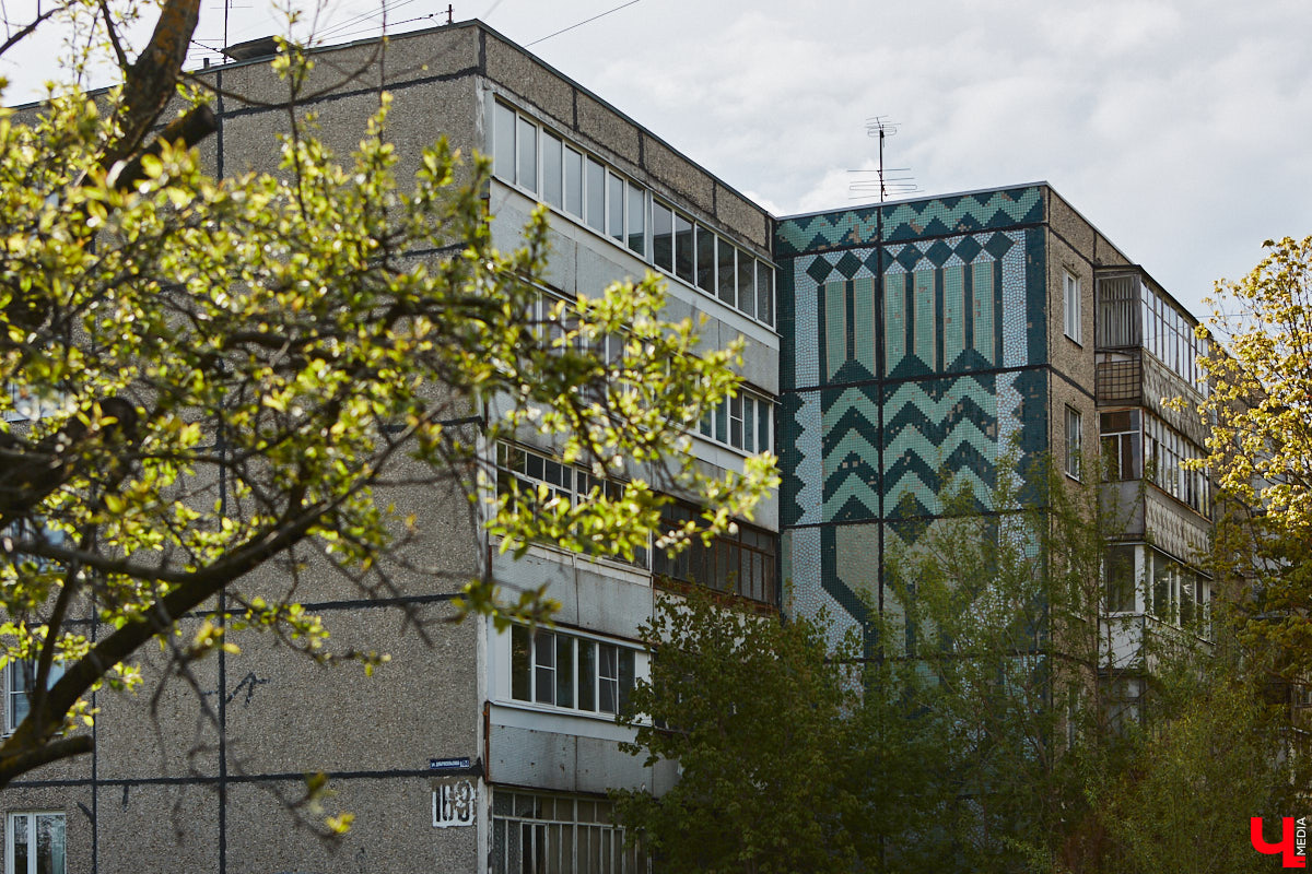 Владимирские мозаики на стенах домов приковывают взгляд. К сожалению, это не всегда объясняется восхищением. Состояние некоторых цветных элементов удручает, и с каждым годом ситуация усугубляется. Самые интересные панно, сохранившиеся целиком или частично, «Ключ-Медиа» собрал в обзор. Ведь какими они будут завтра, никто не знает.