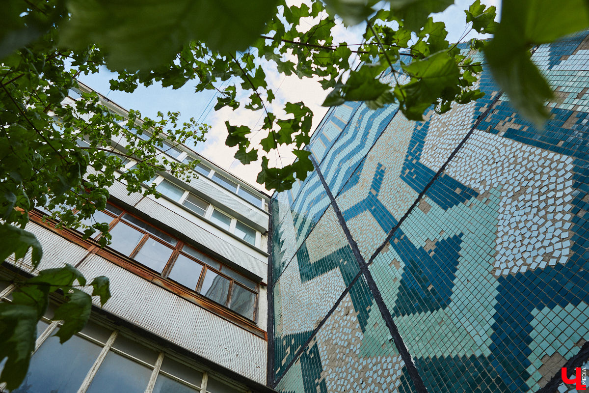 Владимирские мозаики на стенах домов приковывают взгляд. К сожалению, это не всегда объясняется восхищением. Состояние некоторых цветных элементов удручает, и с каждым годом ситуация усугубляется. Самые интересные панно, сохранившиеся целиком или частично, «Ключ-Медиа» собрал в обзор. Ведь какими они будут завтра, никто не знает.