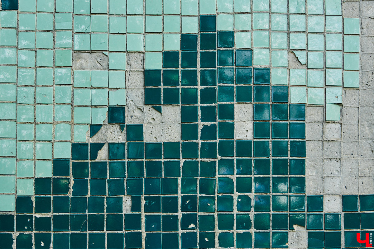 Владимирские мозаики на стенах домов приковывают взгляд. К сожалению, это не всегда объясняется восхищением. Состояние некоторых цветных элементов удручает, и с каждым годом ситуация усугубляется. Самые интересные панно, сохранившиеся целиком или частично, «Ключ-Медиа» собрал в обзор. Ведь какими они будут завтра, никто не знает.