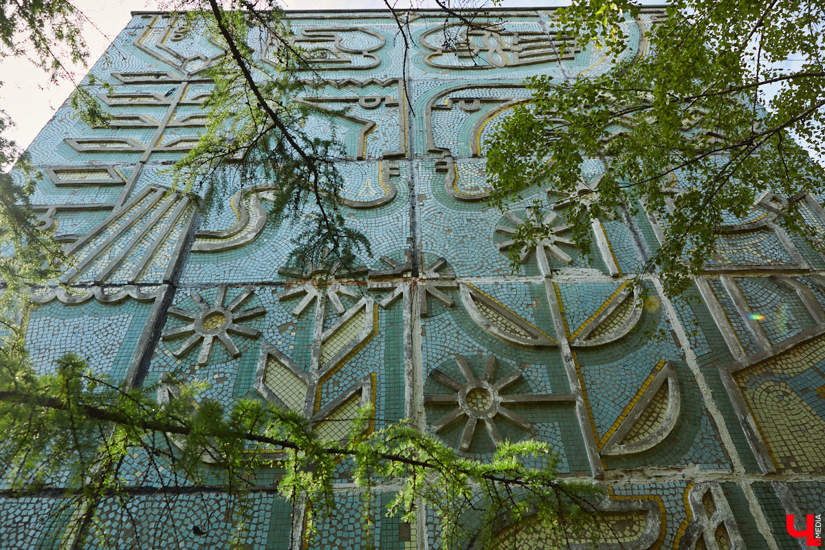 Владимирские мозаики на стенах домов приковывают взгляд. К сожалению, это не всегда объясняется восхищением. Состояние некоторых цветных элементов удручает, и с каждым годом ситуация усугубляется. Самые интересные панно, сохранившиеся целиком или частично, «Ключ-Медиа» собрал в обзор. Ведь какими они будут завтра, никто не знает.