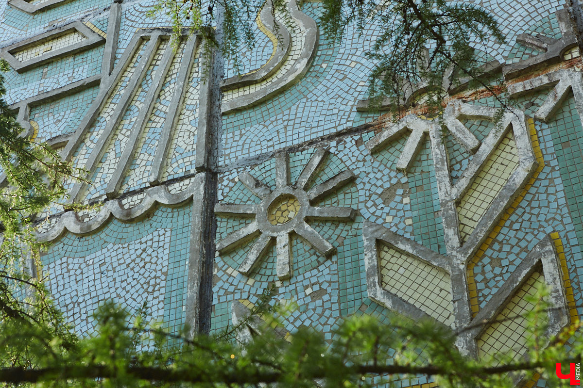 Владимирские мозаики на стенах домов приковывают взгляд. К сожалению, это не всегда объясняется восхищением. Состояние некоторых цветных элементов удручает, и с каждым годом ситуация усугубляется. Самые интересные панно, сохранившиеся целиком или частично, «Ключ-Медиа» собрал в обзор. Ведь какими они будут завтра, никто не знает.