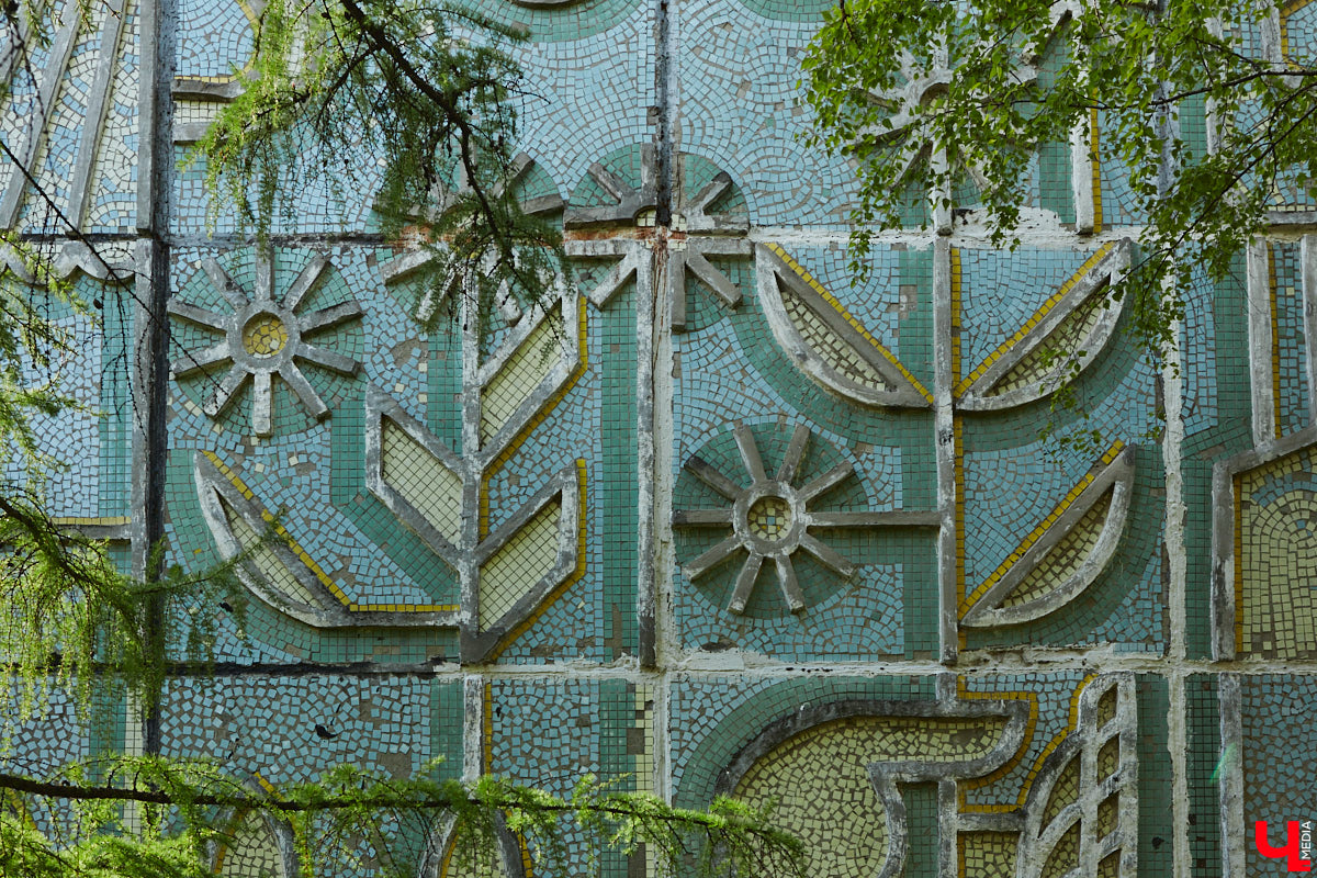 Владимирские мозаики на стенах домов приковывают взгляд. К сожалению, это не всегда объясняется восхищением. Состояние некоторых цветных элементов удручает, и с каждым годом ситуация усугубляется. Самые интересные панно, сохранившиеся целиком или частично, «Ключ-Медиа» собрал в обзор. Ведь какими они будут завтра, никто не знает.