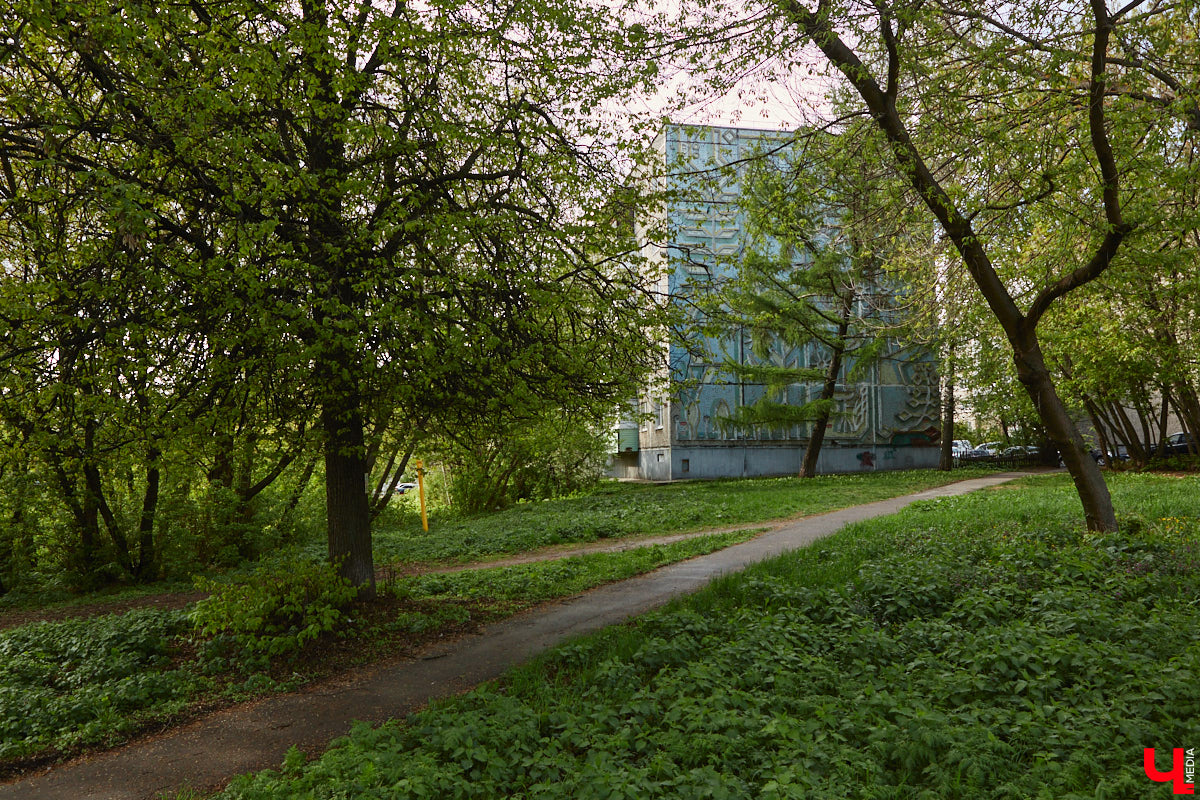 Владимирские мозаики на стенах домов приковывают взгляд. К сожалению, это не всегда объясняется восхищением. Состояние некоторых цветных элементов удручает, и с каждым годом ситуация усугубляется. Самые интересные панно, сохранившиеся целиком или частично, «Ключ-Медиа» собрал в обзор. Ведь какими они будут завтра, никто не знает.