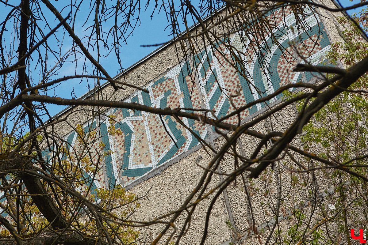 Владимирские мозаики на стенах домов приковывают взгляд. К сожалению, это не всегда объясняется восхищением. Состояние некоторых цветных элементов удручает, и с каждым годом ситуация усугубляется. Самые интересные панно, сохранившиеся целиком или частично, «Ключ-Медиа» собрал в обзор. Ведь какими они будут завтра, никто не знает.