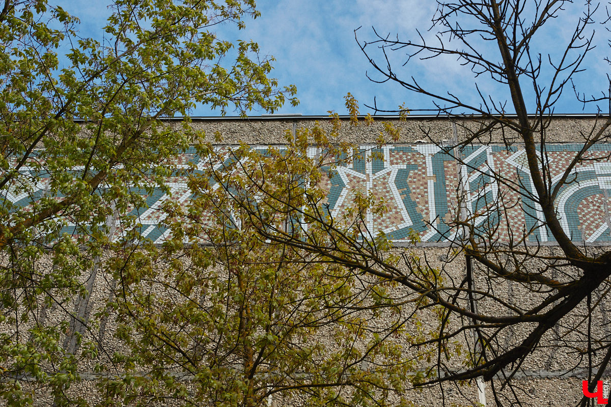 Владимирские мозаики на стенах домов приковывают взгляд. К сожалению, это не всегда объясняется восхищением. Состояние некоторых цветных элементов удручает, и с каждым годом ситуация усугубляется. Самые интересные панно, сохранившиеся целиком или частично, «Ключ-Медиа» собрал в обзор. Ведь какими они будут завтра, никто не знает.