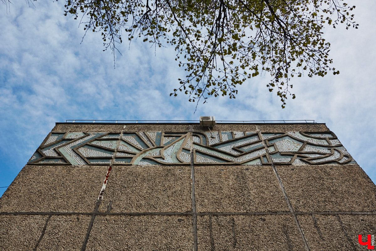 Владимирские мозаики на стенах домов приковывают взгляд. К сожалению, это не всегда объясняется восхищением. Состояние некоторых цветных элементов удручает, и с каждым годом ситуация усугубляется. Самые интересные панно, сохранившиеся целиком или частично, «Ключ-Медиа» собрал в обзор. Ведь какими они будут завтра, никто не знает.