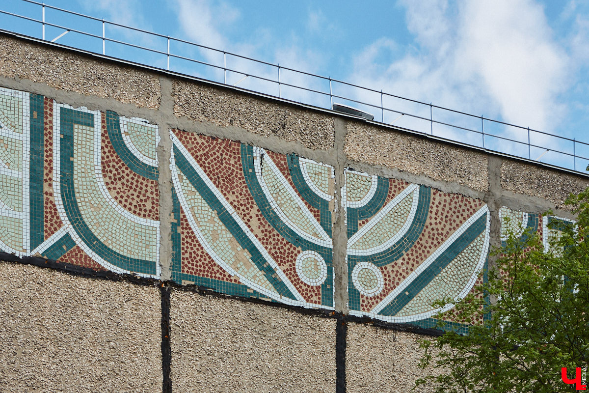 Владимирские мозаики на стенах домов приковывают взгляд. К сожалению, это не всегда объясняется восхищением. Состояние некоторых цветных элементов удручает, и с каждым годом ситуация усугубляется. Самые интересные панно, сохранившиеся целиком или частично, «Ключ-Медиа» собрал в обзор. Ведь какими они будут завтра, никто не знает.