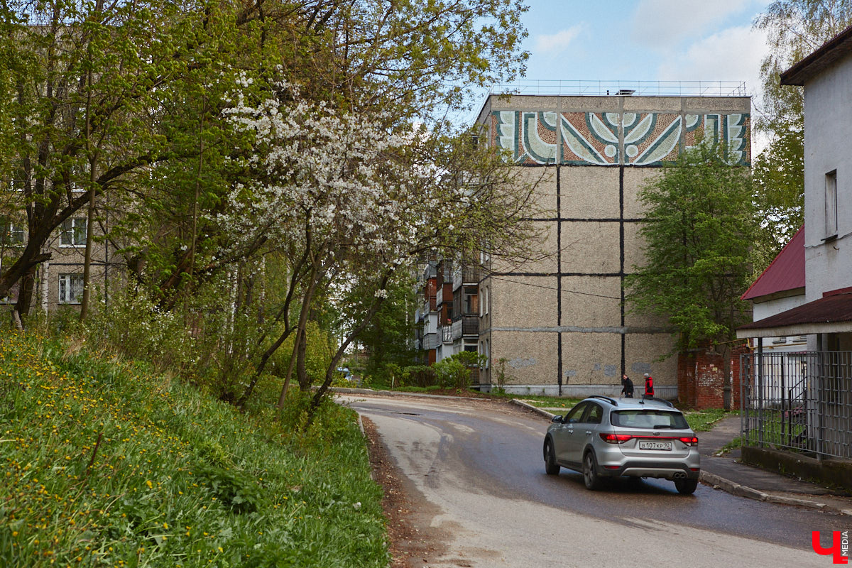 Владимирские мозаики на стенах домов приковывают взгляд. К сожалению, это не всегда объясняется восхищением. Состояние некоторых цветных элементов удручает, и с каждым годом ситуация усугубляется. Самые интересные панно, сохранившиеся целиком или частично, «Ключ-Медиа» собрал в обзор. Ведь какими они будут завтра, никто не знает.