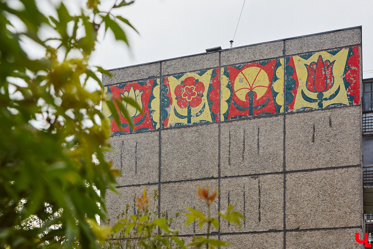 Владимирские мозаики на стенах домов приковывают взгляд. К сожалению, это не всегда объясняется восхищением. Состояние некоторых цветных элементов удручает, и с каждым годом ситуация усугубляется. Самые интересные панно, сохранившиеся целиком или частично, «Ключ-Медиа» собрал в обзор. Ведь какими они будут завтра, никто не знает.