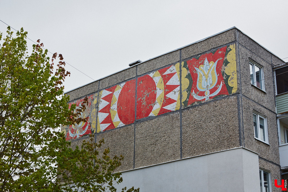 Владимирские мозаики на стенах домов приковывают взгляд. К сожалению, это не всегда объясняется восхищением. Состояние некоторых цветных элементов удручает, и с каждым годом ситуация усугубляется. Самые интересные панно, сохранившиеся целиком или частично, «Ключ-Медиа» собрал в обзор. Ведь какими они будут завтра, никто не знает.