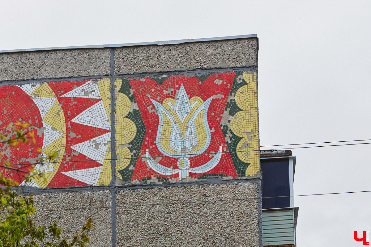 Владимирские мозаики на стенах домов приковывают взгляд. К сожалению, это не всегда объясняется восхищением. Состояние некоторых цветных элементов удручает, и с каждым годом ситуация усугубляется. Самые интересные панно, сохранившиеся целиком или частично, «Ключ-Медиа» собрал в обзор. Ведь какими они будут завтра, никто не знает.