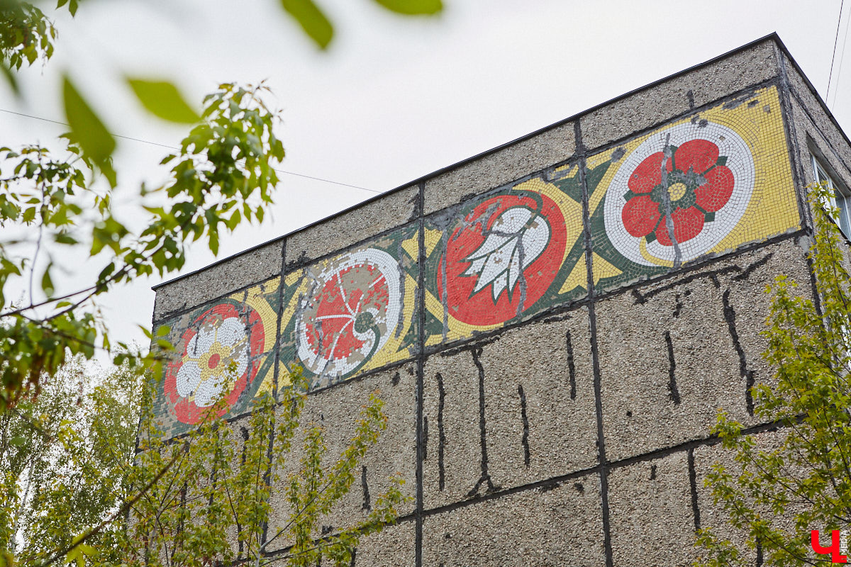 Владимирские мозаики на стенах домов приковывают взгляд. К сожалению, это не всегда объясняется восхищением. Состояние некоторых цветных элементов удручает, и с каждым годом ситуация усугубляется. Самые интересные панно, сохранившиеся целиком или частично, «Ключ-Медиа» собрал в обзор. Ведь какими они будут завтра, никто не знает.