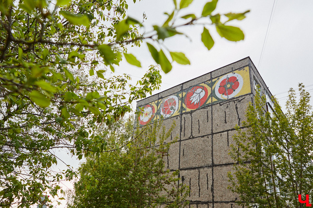 Владимирские мозаики на стенах домов приковывают взгляд. К сожалению, это не всегда объясняется восхищением. Состояние некоторых цветных элементов удручает, и с каждым годом ситуация усугубляется. Самые интересные панно, сохранившиеся целиком или частично, «Ключ-Медиа» собрал в обзор. Ведь какими они будут завтра, никто не знает.