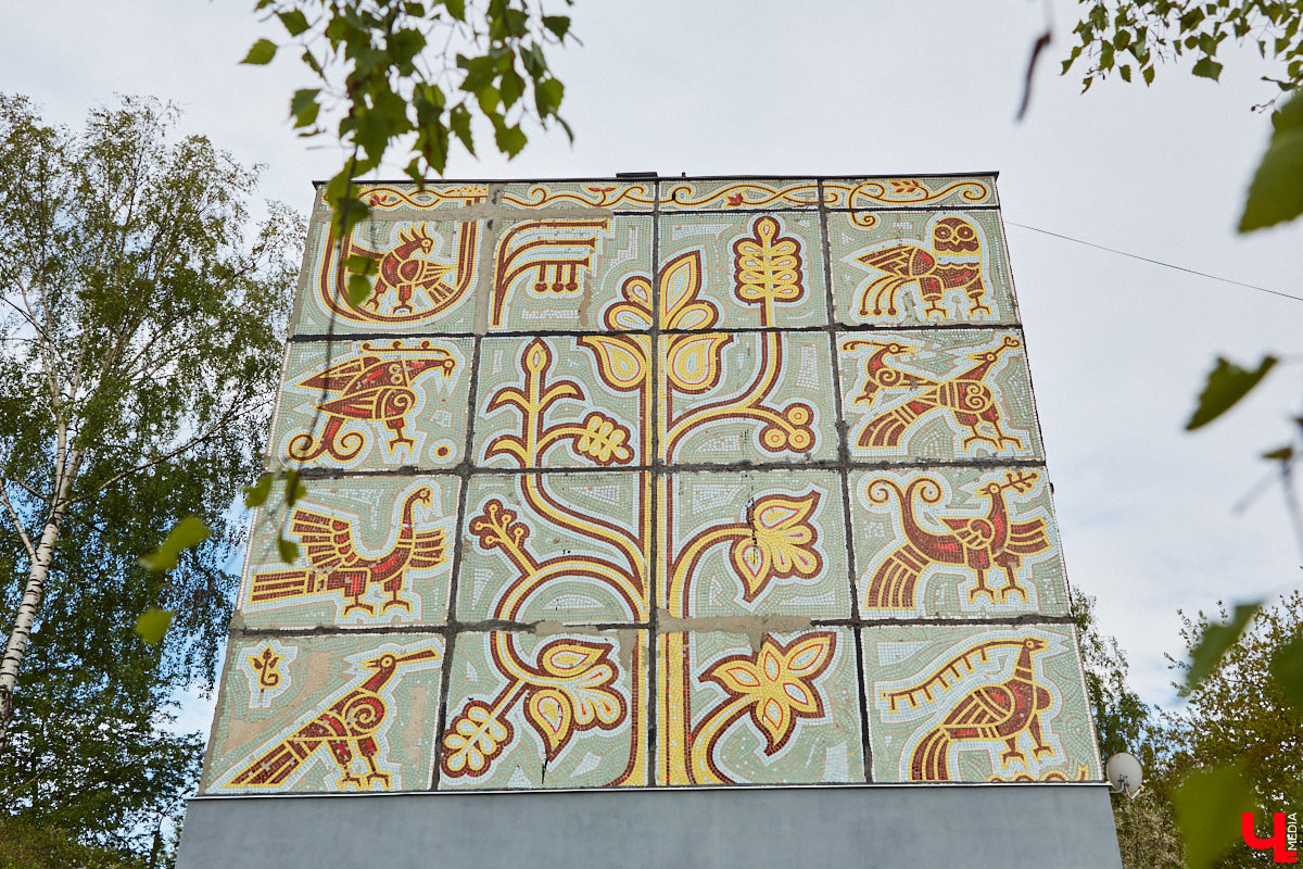 Владимирские мозаики на стенах домов приковывают взгляд. К сожалению, это не всегда объясняется восхищением. Состояние некоторых цветных элементов удручает, и с каждым годом ситуация усугубляется. Самые интересные панно, сохранившиеся целиком или частично, «Ключ-Медиа» собрал в обзор. Ведь какими они будут завтра, никто не знает.