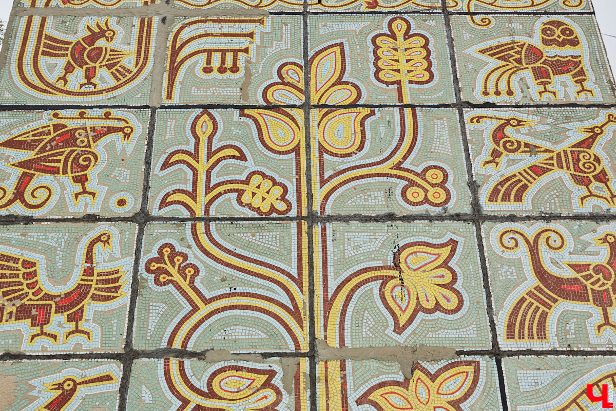 Владимирские мозаики на стенах домов приковывают взгляд. К сожалению, это не всегда объясняется восхищением. Состояние некоторых цветных элементов удручает, и с каждым годом ситуация усугубляется. Самые интересные панно, сохранившиеся целиком или частично, «Ключ-Медиа» собрал в обзор. Ведь какими они будут завтра, никто не знает.