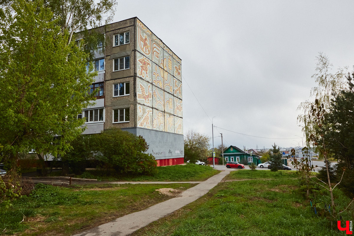 Владимирские мозаики на стенах домов приковывают взгляд. К сожалению, это не всегда объясняется восхищением. Состояние некоторых цветных элементов удручает, и с каждым годом ситуация усугубляется. Самые интересные панно, сохранившиеся целиком или частично, «Ключ-Медиа» собрал в обзор. Ведь какими они будут завтра, никто не знает.