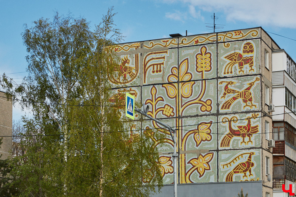 Владимирские мозаики на стенах домов приковывают взгляд. К сожалению, это не всегда объясняется восхищением. Состояние некоторых цветных элементов удручает, и с каждым годом ситуация усугубляется. Самые интересные панно, сохранившиеся целиком или частично, «Ключ-Медиа» собрал в обзор. Ведь какими они будут завтра, никто не знает.