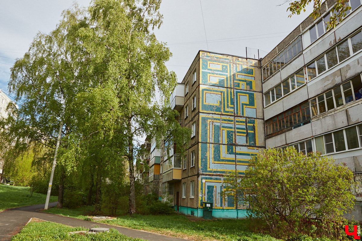 Владимирские мозаики на стенах домов приковывают взгляд. К сожалению, это не всегда объясняется восхищением. Состояние некоторых цветных элементов удручает, и с каждым годом ситуация усугубляется. Самые интересные панно, сохранившиеся целиком или частично, «Ключ-Медиа» собрал в обзор. Ведь какими они будут завтра, никто не знает.