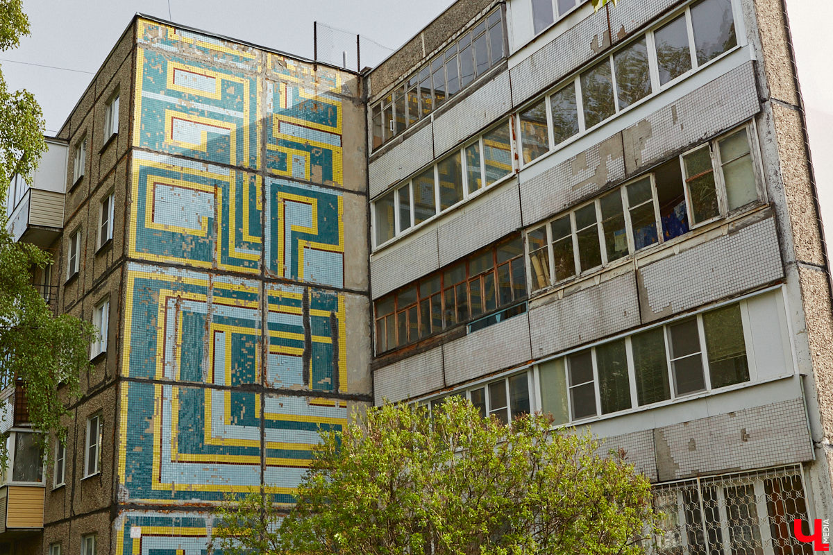 Владимирские мозаики на стенах домов приковывают взгляд. К сожалению, это не всегда объясняется восхищением. Состояние некоторых цветных элементов удручает, и с каждым годом ситуация усугубляется. Самые интересные панно, сохранившиеся целиком или частично, «Ключ-Медиа» собрал в обзор. Ведь какими они будут завтра, никто не знает.