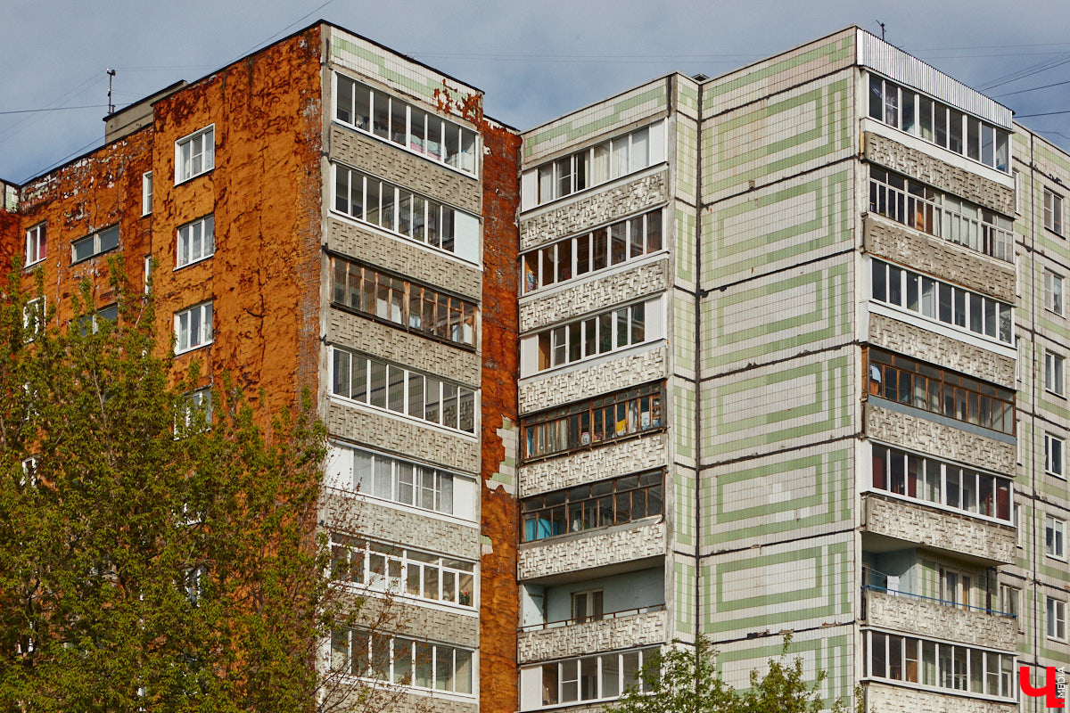 Владимирские мозаики на стенах домов приковывают взгляд. К сожалению, это не всегда объясняется восхищением. Состояние некоторых цветных элементов удручает, и с каждым годом ситуация усугубляется. Самые интересные панно, сохранившиеся целиком или частично, «Ключ-Медиа» собрал в обзор. Ведь какими они будут завтра, никто не знает.