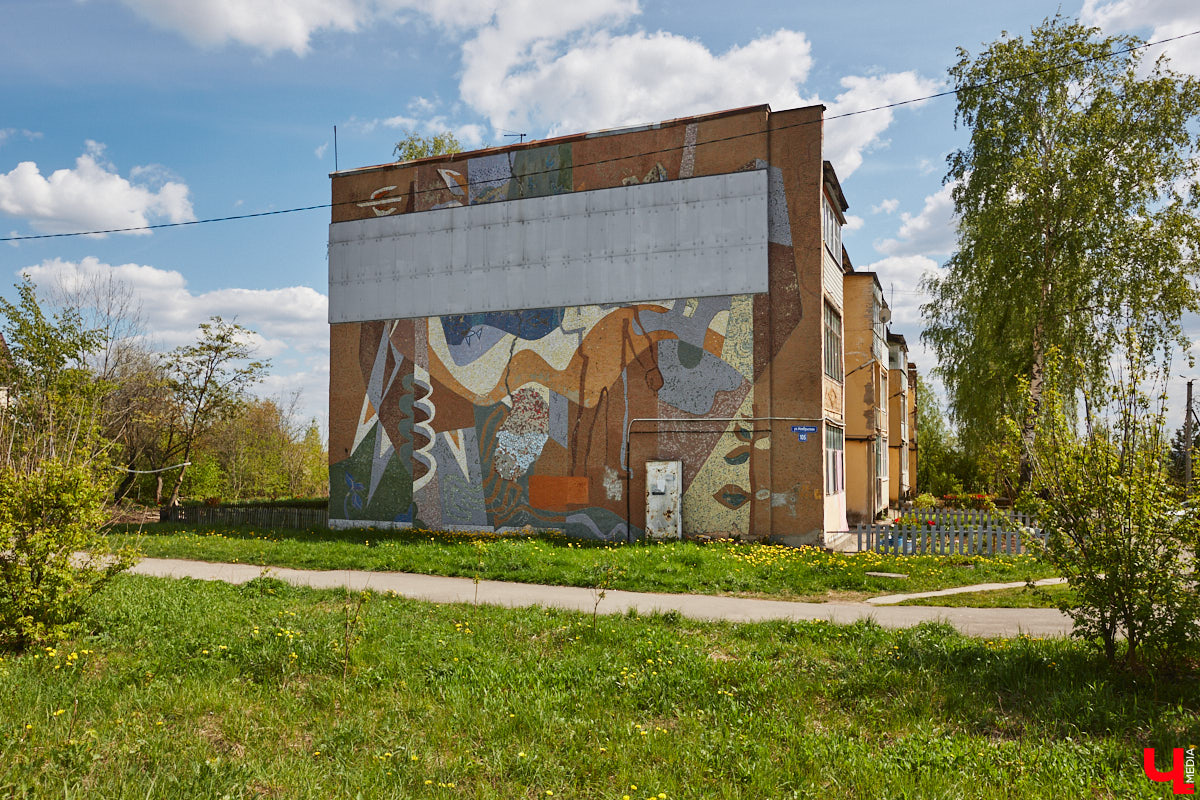 Владимирские мозаики на стенах домов приковывают взгляд. К сожалению, это не всегда объясняется восхищением. Состояние некоторых цветных элементов удручает, и с каждым годом ситуация усугубляется. Самые интересные панно, сохранившиеся целиком или частично, «Ключ-Медиа» собрал в обзор. Ведь какими они будут завтра, никто не знает.