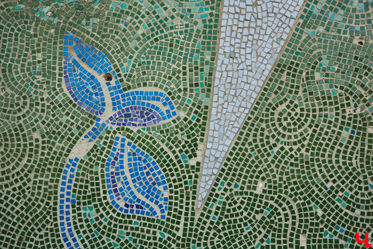 Владимирские мозаики на стенах домов приковывают взгляд. К сожалению, это не всегда объясняется восхищением. Состояние некоторых цветных элементов удручает, и с каждым годом ситуация усугубляется. Самые интересные панно, сохранившиеся целиком или частично, «Ключ-Медиа» собрал в обзор. Ведь какими они будут завтра, никто не знает.