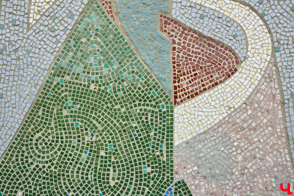 Владимирские мозаики на стенах домов приковывают взгляд. К сожалению, это не всегда объясняется восхищением. Состояние некоторых цветных элементов удручает, и с каждым годом ситуация усугубляется. Самые интересные панно, сохранившиеся целиком или частично, «Ключ-Медиа» собрал в обзор. Ведь какими они будут завтра, никто не знает.