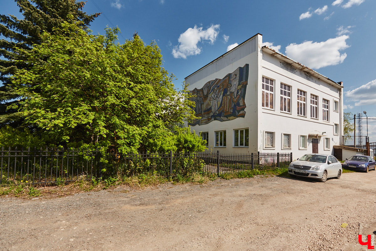 Владимирские мозаики на стенах домов приковывают взгляд. К сожалению, это не всегда объясняется восхищением. Состояние некоторых цветных элементов удручает, и с каждым годом ситуация усугубляется. Самые интересные панно, сохранившиеся целиком или частично, «Ключ-Медиа» собрал в обзор. Ведь какими они будут завтра, никто не знает.