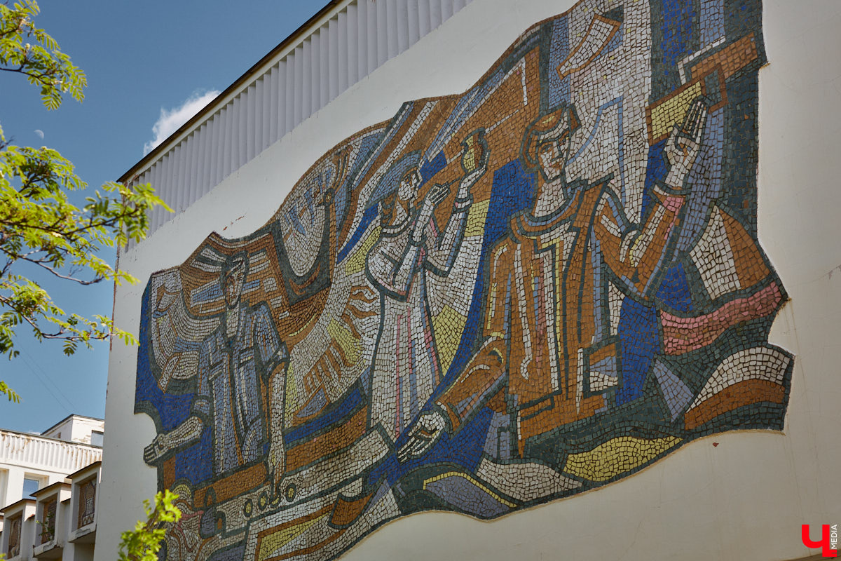 Владимирские мозаики на стенах домов приковывают взгляд. К сожалению, это не всегда объясняется восхищением. Состояние некоторых цветных элементов удручает, и с каждым годом ситуация усугубляется. Самые интересные панно, сохранившиеся целиком или частично, «Ключ-Медиа» собрал в обзор. Ведь какими они будут завтра, никто не знает.