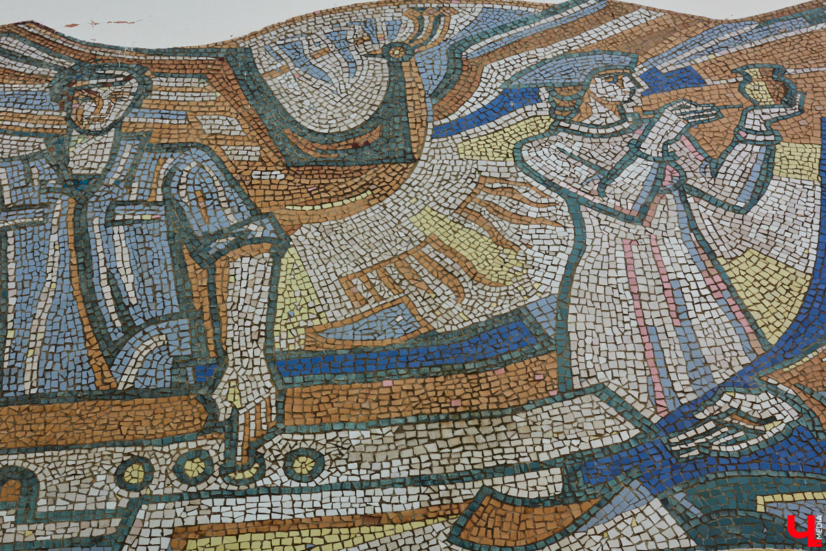 Владимирские мозаики на стенах домов приковывают взгляд. К сожалению, это не всегда объясняется восхищением. Состояние некоторых цветных элементов удручает, и с каждым годом ситуация усугубляется. Самые интересные панно, сохранившиеся целиком или частично, «Ключ-Медиа» собрал в обзор. Ведь какими они будут завтра, никто не знает.