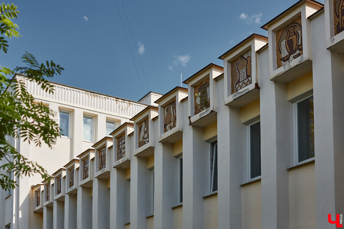 Владимирские мозаики на стенах домов приковывают взгляд. К сожалению, это не всегда объясняется восхищением. Состояние некоторых цветных элементов удручает, и с каждым годом ситуация усугубляется. Самые интересные панно, сохранившиеся целиком или частично, «Ключ-Медиа» собрал в обзор. Ведь какими они будут завтра, никто не знает.