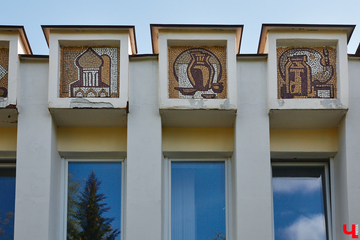 Владимирские мозаики на стенах домов приковывают взгляд. К сожалению, это не всегда объясняется восхищением. Состояние некоторых цветных элементов удручает, и с каждым годом ситуация усугубляется. Самые интересные панно, сохранившиеся целиком или частично, «Ключ-Медиа» собрал в обзор. Ведь какими они будут завтра, никто не знает.