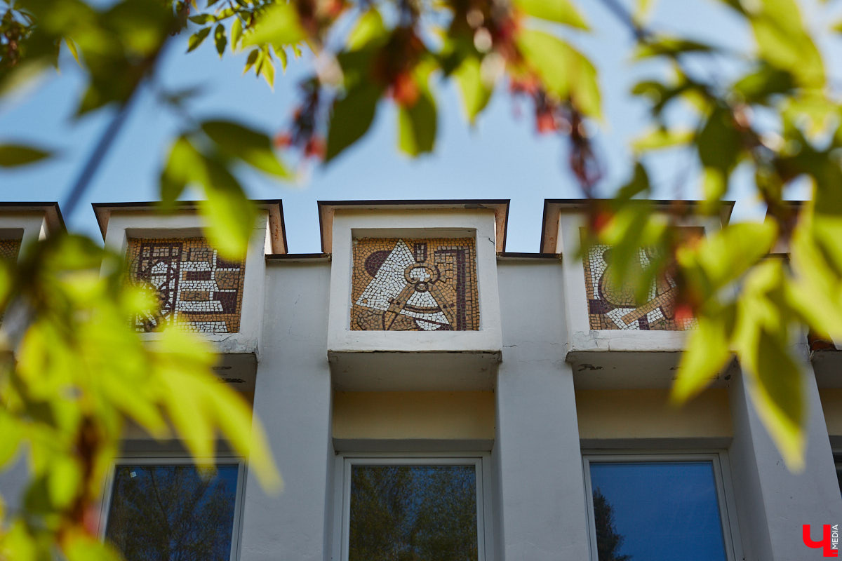 Владимирские мозаики на стенах домов приковывают взгляд. К сожалению, это не всегда объясняется восхищением. Состояние некоторых цветных элементов удручает, и с каждым годом ситуация усугубляется. Самые интересные панно, сохранившиеся целиком или частично, «Ключ-Медиа» собрал в обзор. Ведь какими они будут завтра, никто не знает.