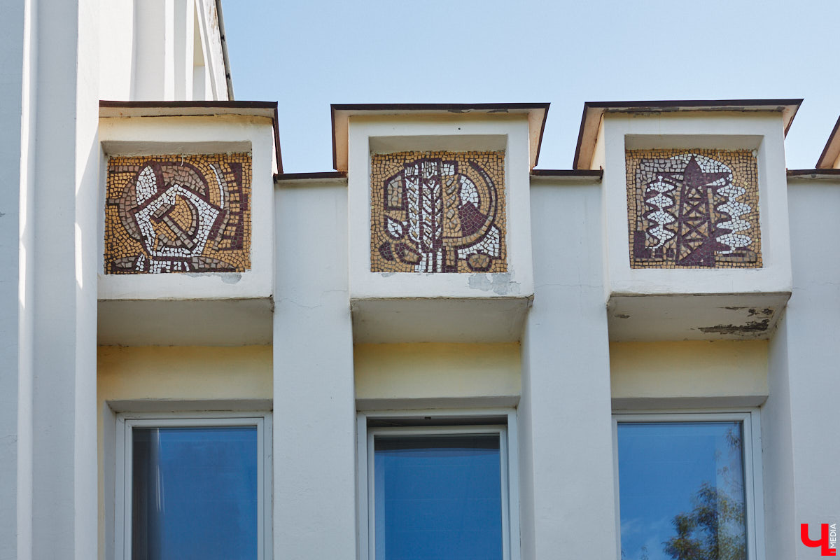 Владимирские мозаики на стенах домов приковывают взгляд. К сожалению, это не всегда объясняется восхищением. Состояние некоторых цветных элементов удручает, и с каждым годом ситуация усугубляется. Самые интересные панно, сохранившиеся целиком или частично, «Ключ-Медиа» собрал в обзор. Ведь какими они будут завтра, никто не знает.