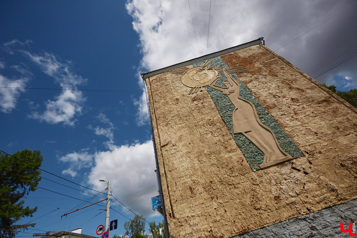 Владимирские мозаики на стенах домов приковывают взгляд. К сожалению, это не всегда объясняется восхищением. Состояние некоторых цветных элементов удручает, и с каждым годом ситуация усугубляется. Самые интересные панно, сохранившиеся целиком или частично, «Ключ-Медиа» собрал в обзор. Ведь какими они будут завтра, никто не знает.