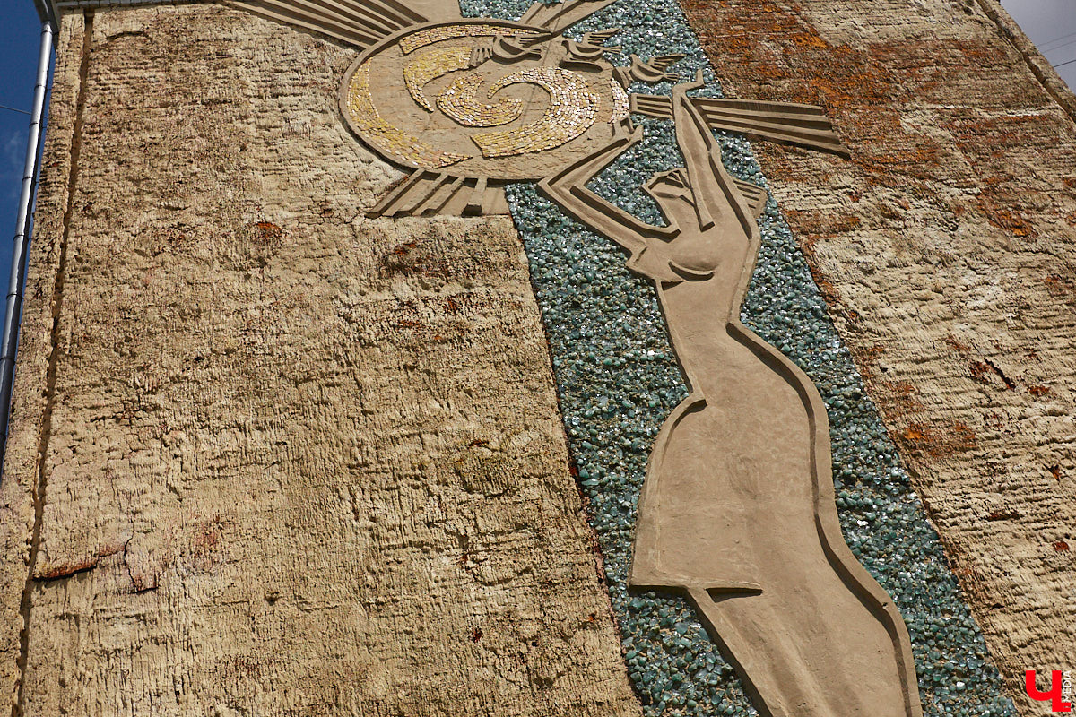 Владимирские мозаики на стенах домов приковывают взгляд. К сожалению, это не всегда объясняется восхищением. Состояние некоторых цветных элементов удручает, и с каждым годом ситуация усугубляется. Самые интересные панно, сохранившиеся целиком или частично, «Ключ-Медиа» собрал в обзор. Ведь какими они будут завтра, никто не знает.