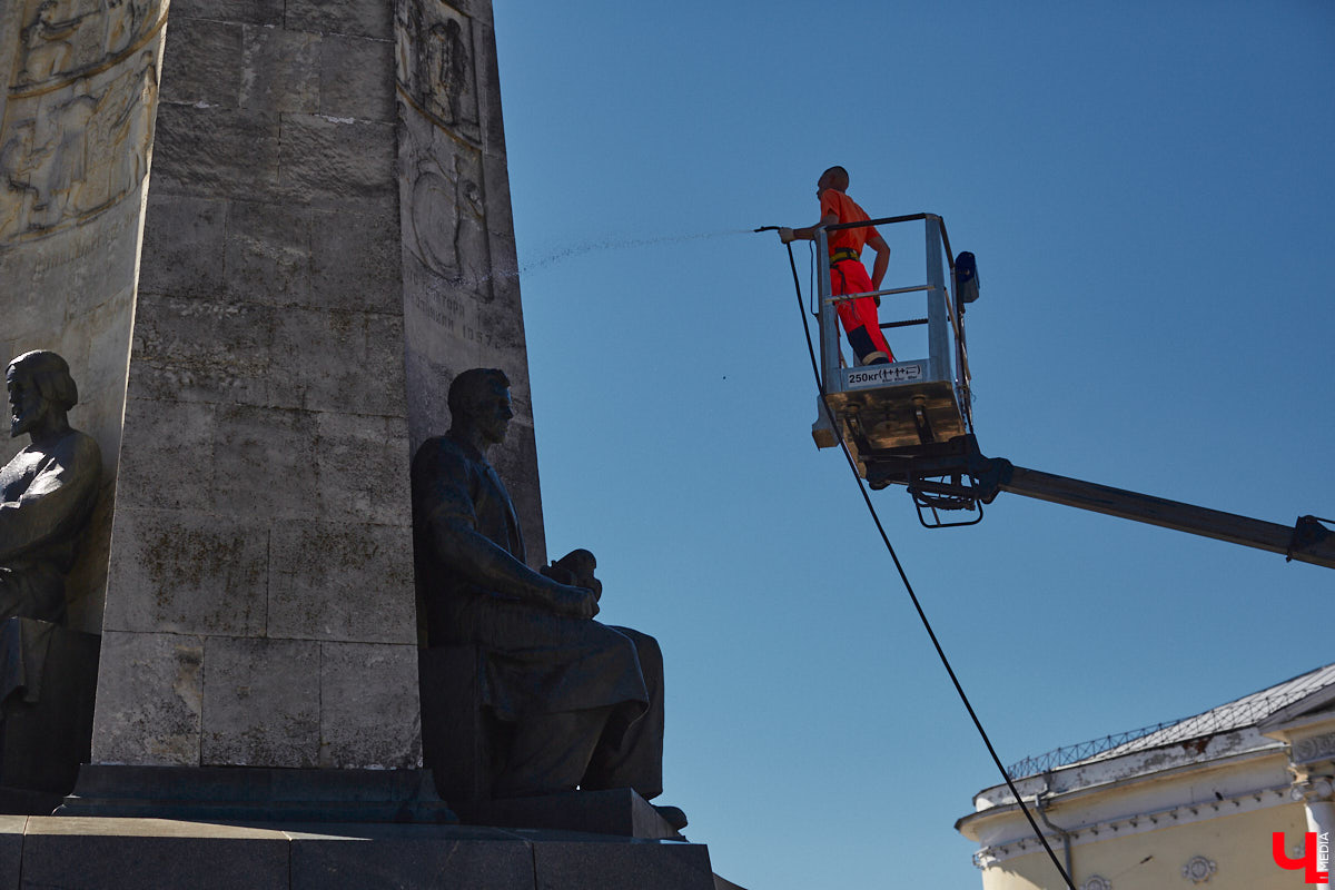 На Соборной площади отмыли от грязи монумент, открытый в 60-е годы в честь 850-летия Владимира. Процедура это традиционная, но наблюдать за ней всегда интересно. Специалисты поднялись наверх с помощью автовышки и щеткой прошлись по фигурам «трех лентяев».